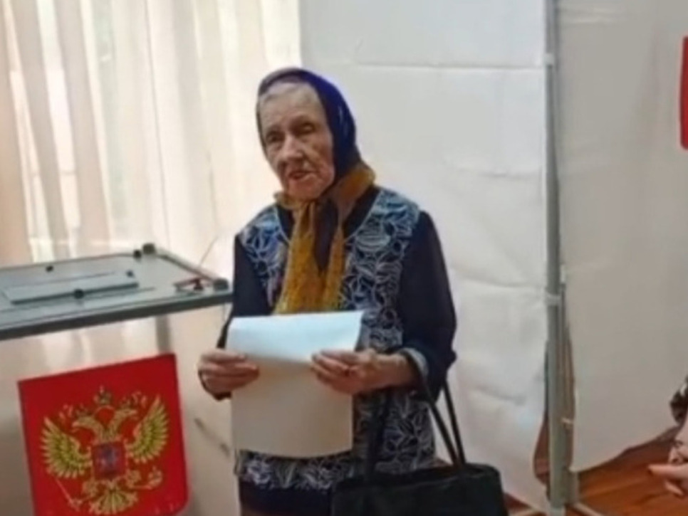 95‑летняя жительница Махачкалы проголосовала и посвятила стихи членам УИК